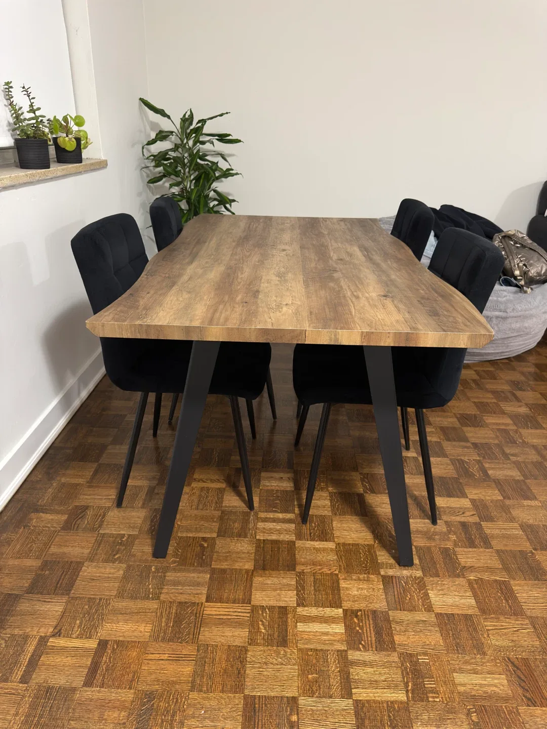 Dining Table with 4 Black Velvet Chairs image indicator(6)