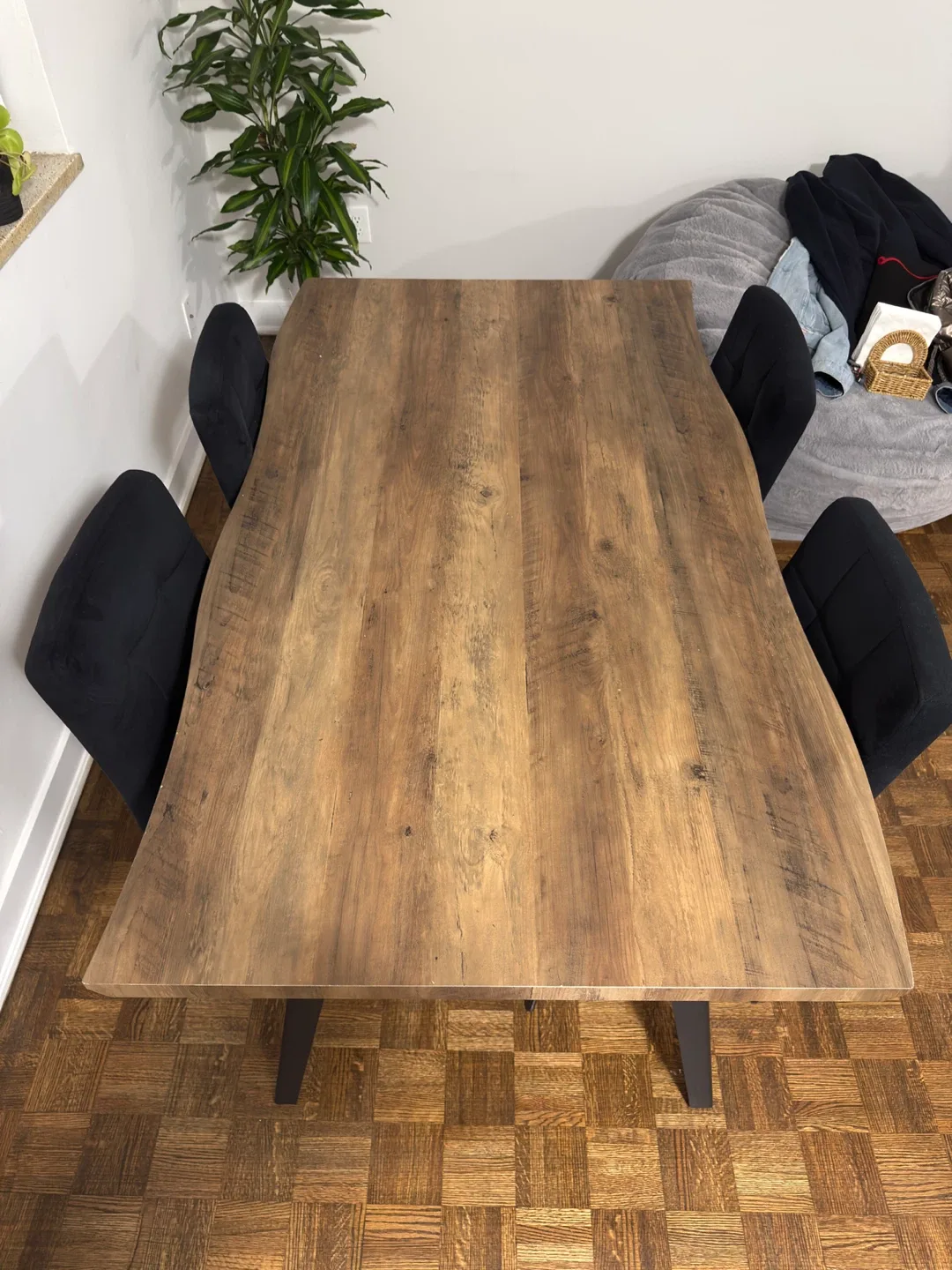 Dining Table with 4 Black Velvet Chairs image indicator(7)