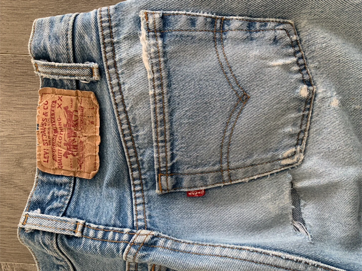 Vintage Levi's Distressed Denim Jeans 28 image indicator(7)