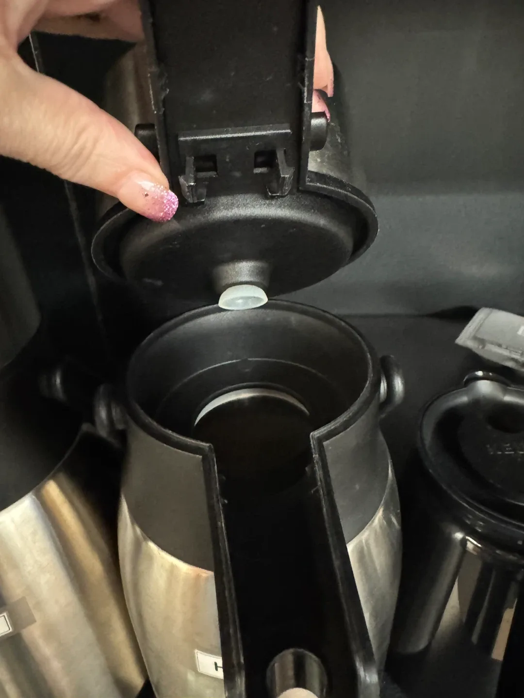 Variety of carafes/coffee and hot water dispensers image indicator(4)