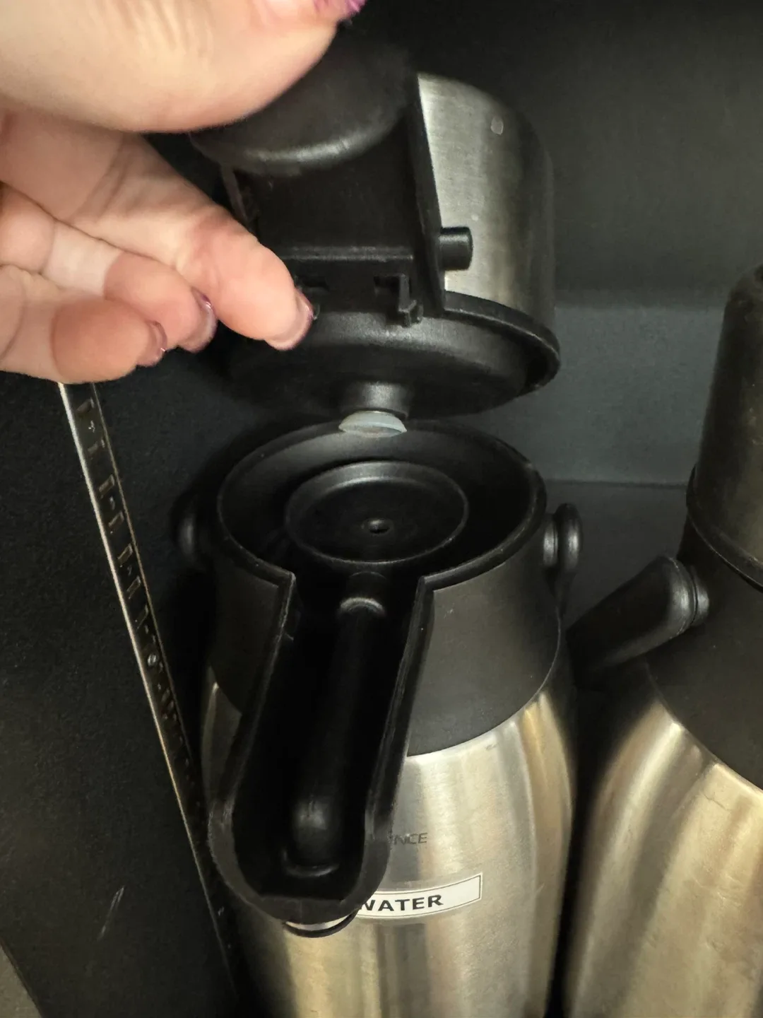 Variety of carafes/coffee and hot water dispensers image indicator(2)