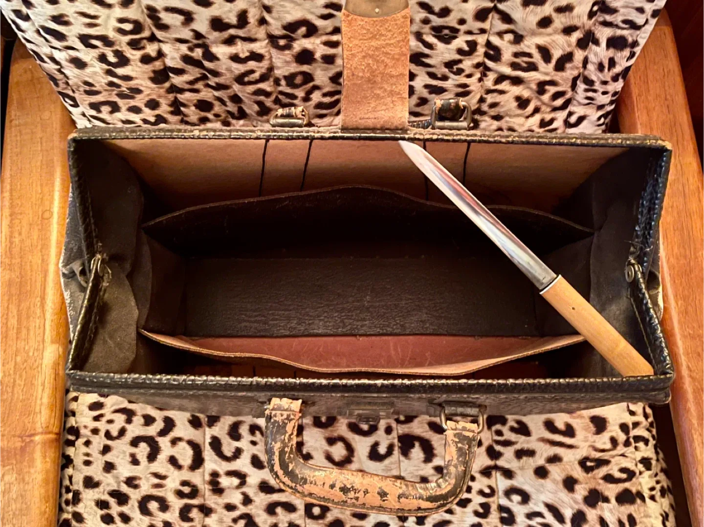 Vintage Leather Doctor's Bag image indicator(3)