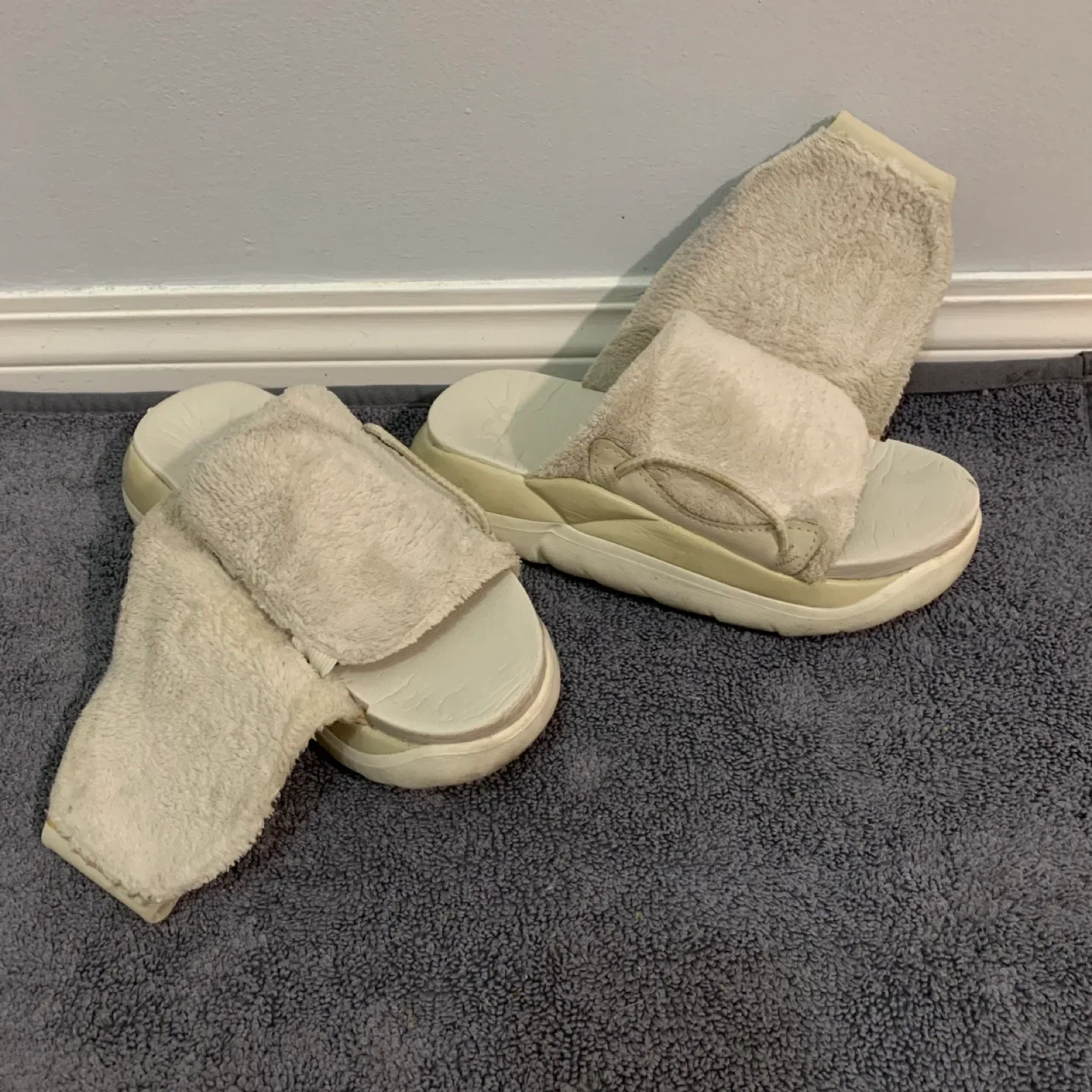 UGG Cream Slides - Size 7 image indicator(3)