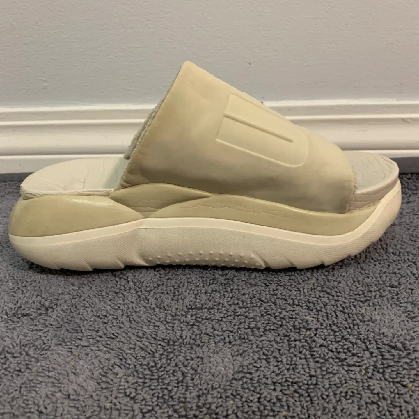 UGG Cream Slides - Size 7 image indicator(7)