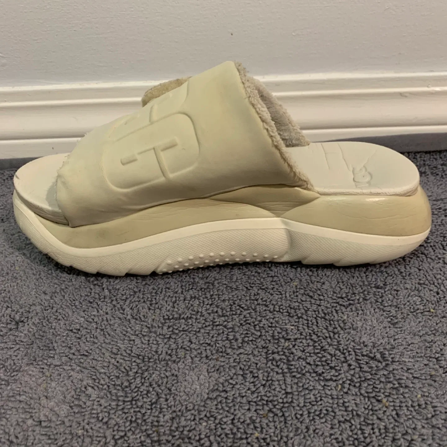 UGG Cream Slides - Size 7 image indicator(8)