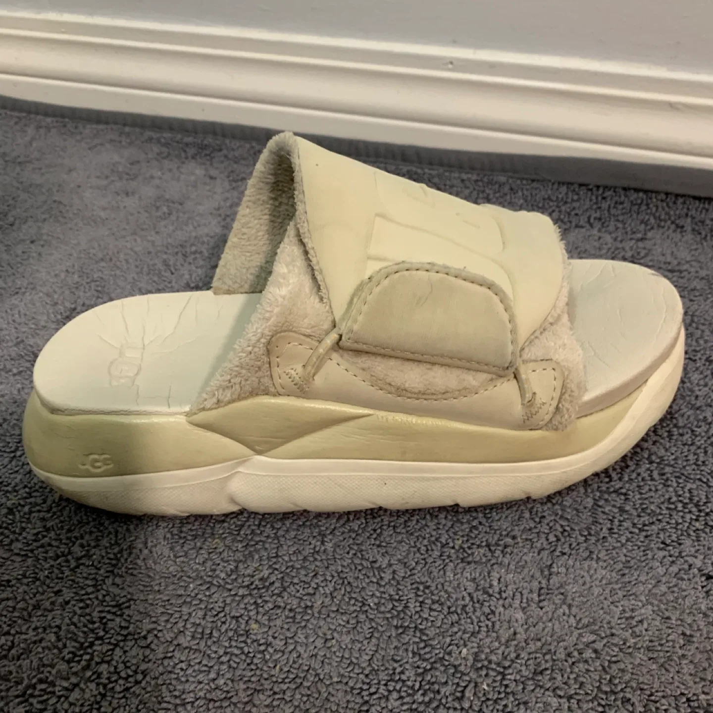 UGG Cream Slides - Size 7 image indicator(6)