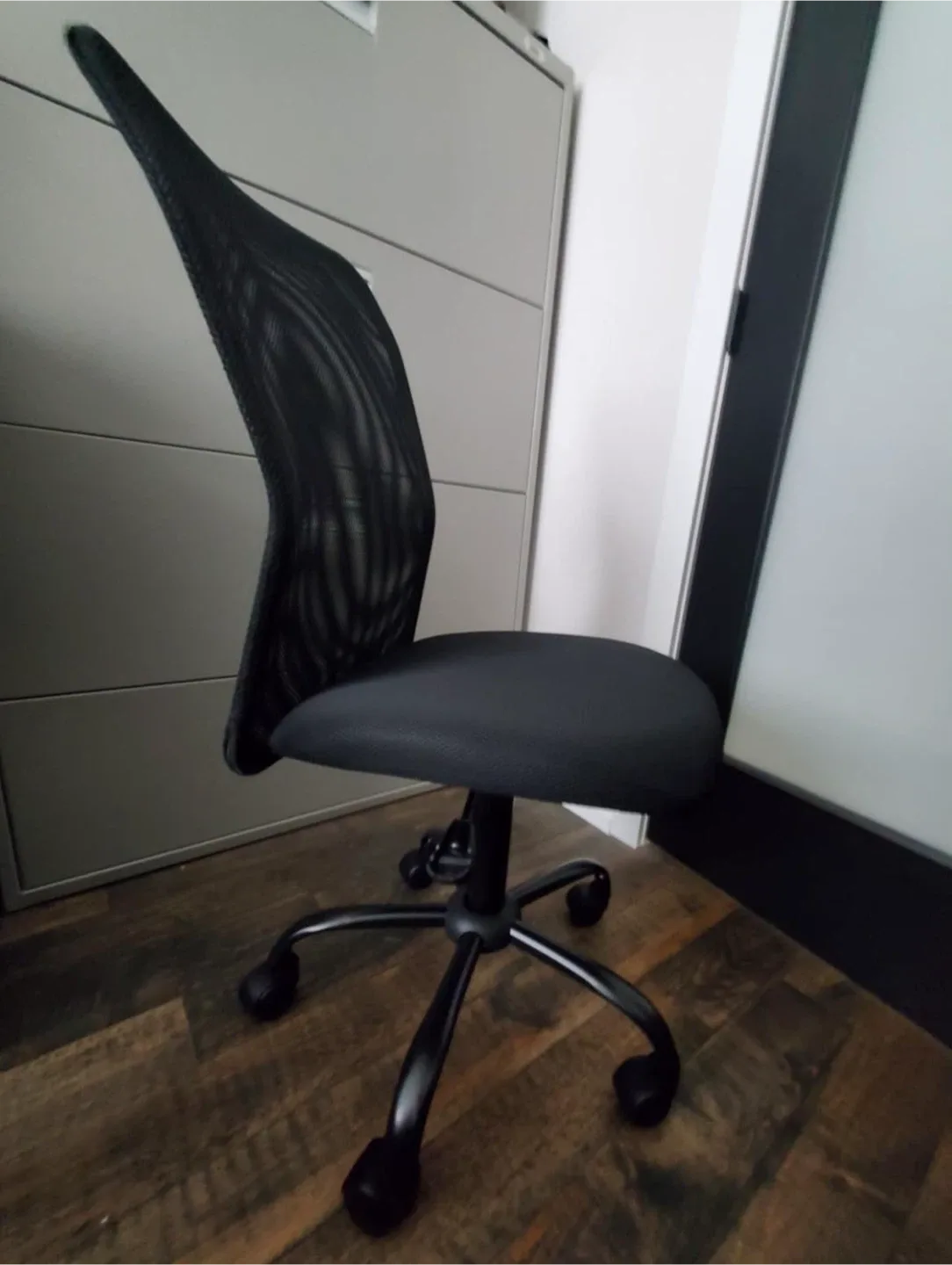 Chaise de bureau noire image indicator(2)