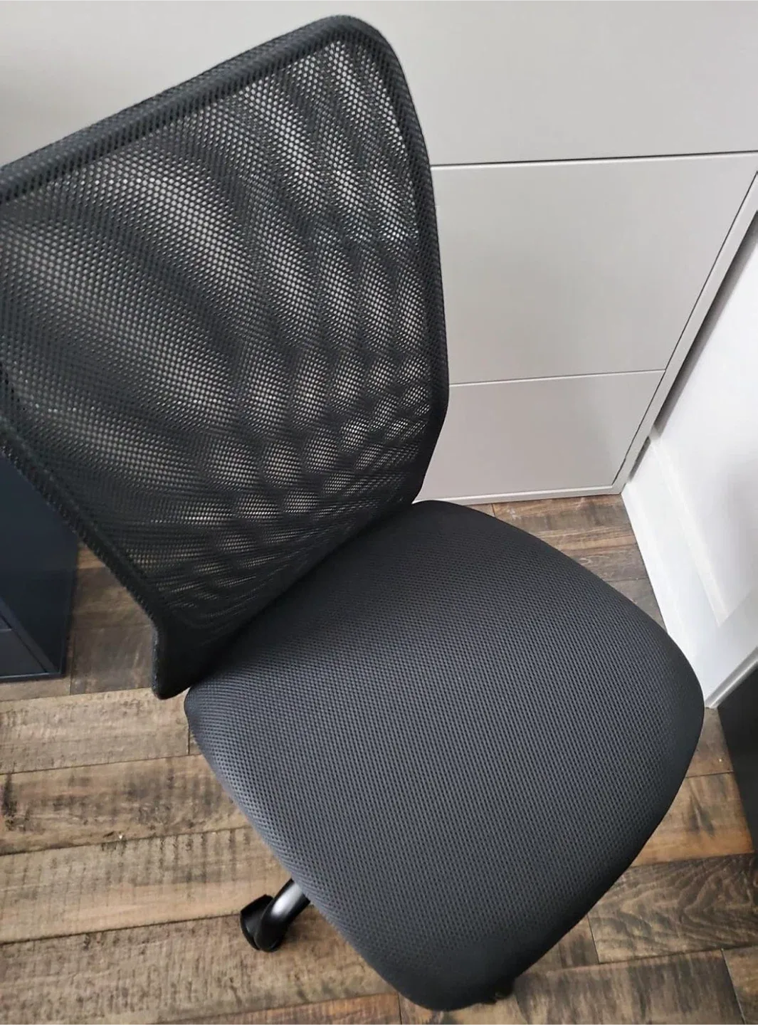 Chaise de bureau noire image indicator(3)