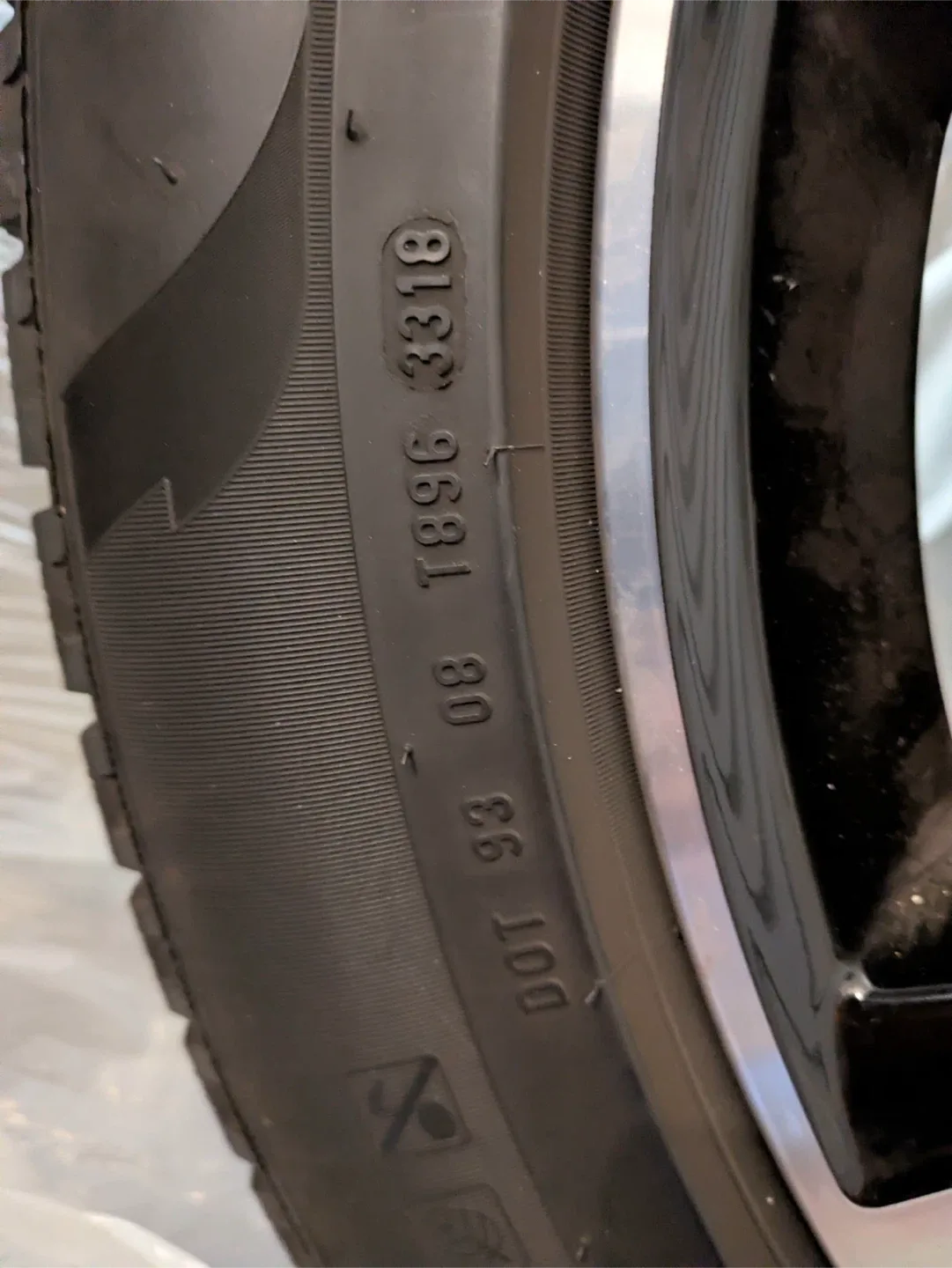 Set of 4 Winter Pirelli Tires on Mercedes Rim - 235/55 R19 image indicator(8)