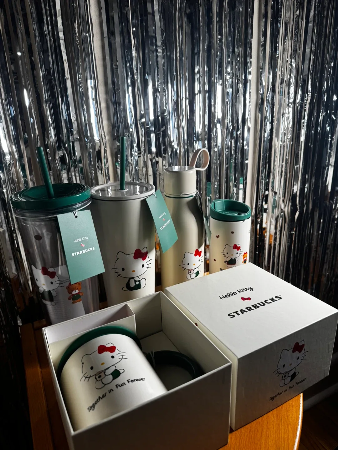 Starbucks x Hello Kitty Bundle image indicator(2)