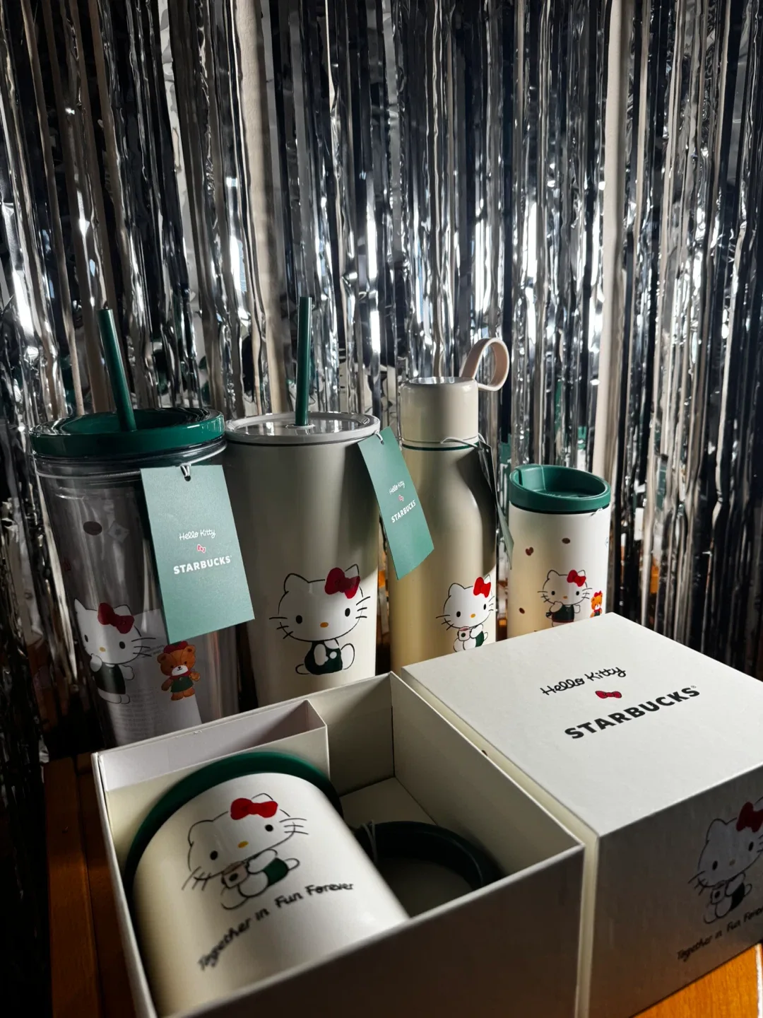 Starbucks x Hello Kitty Bundle image indicator(4)