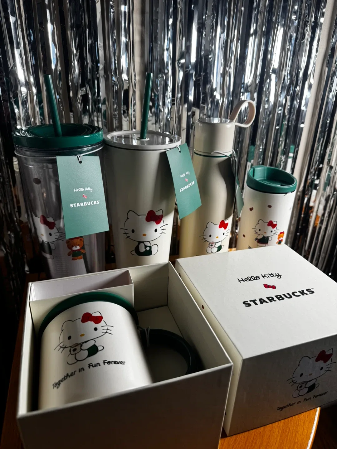 Starbucks x Hello Kitty Bundle image indicator(3)