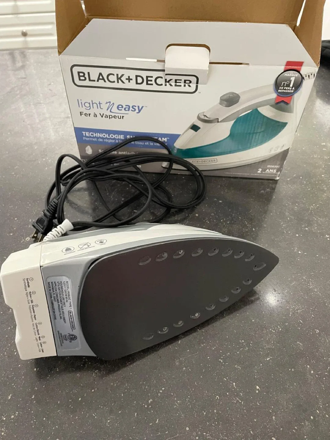 Black+Decker Light 'N Easy Iron - Like New! image indicator(3)