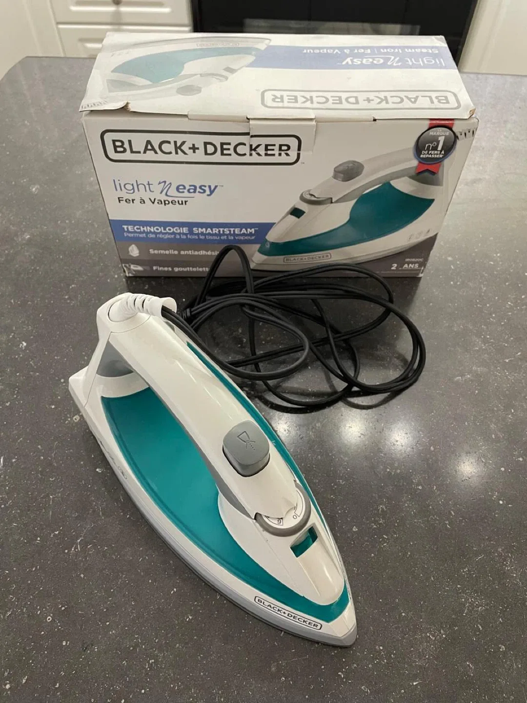 Black+Decker Light 'N Easy Iron - Like New! image indicator(2)