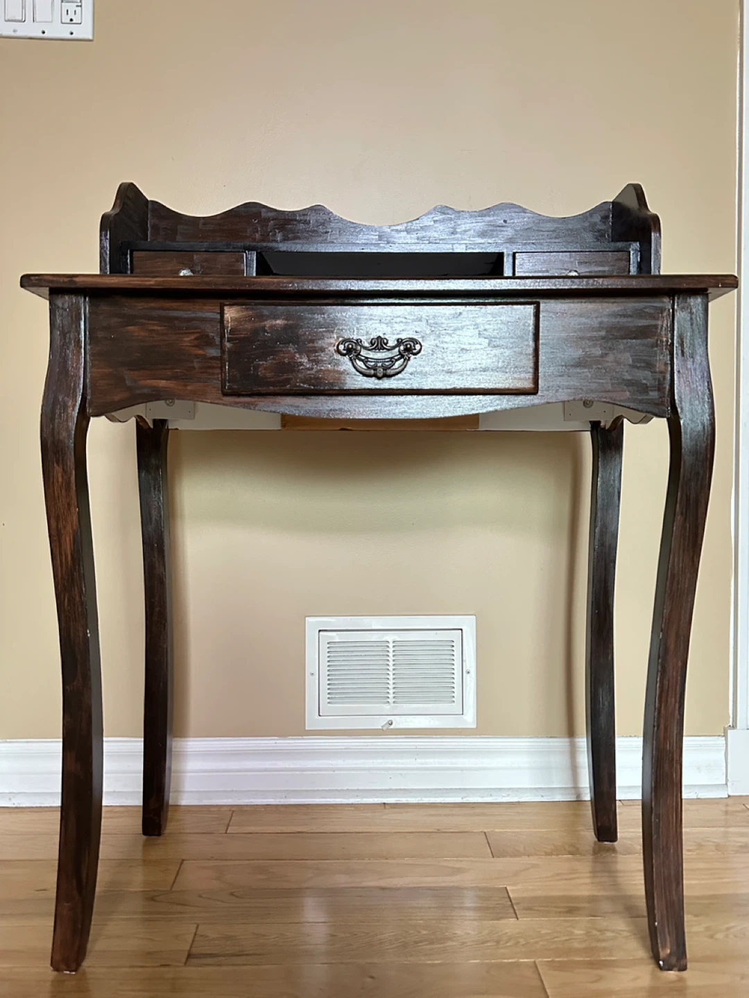 Beautiful Solid Vanity Desk (CAN DELIVER)