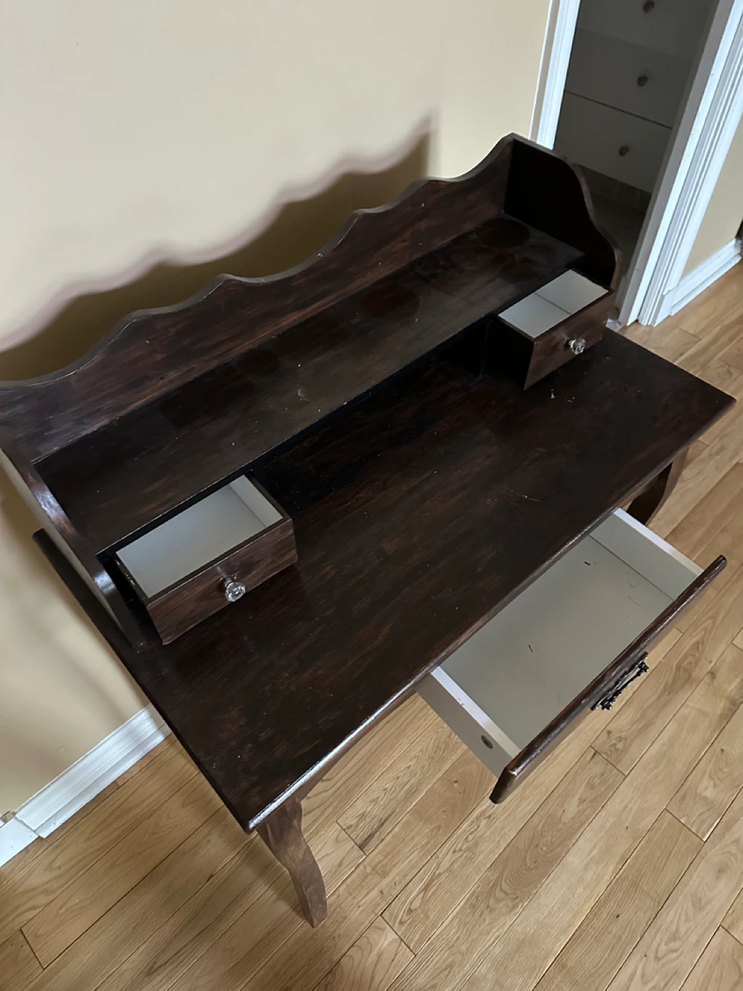 Beautiful Solid Vanity Desk (CAN DELIVER) - photo 4
