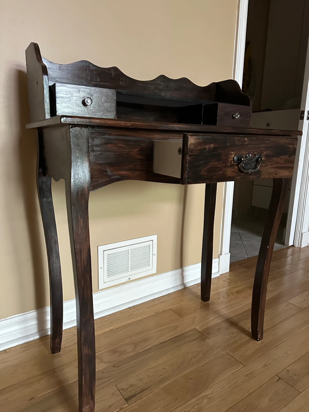 Beautiful Solid Vanity Desk (CAN DELIVER) - photo 3
