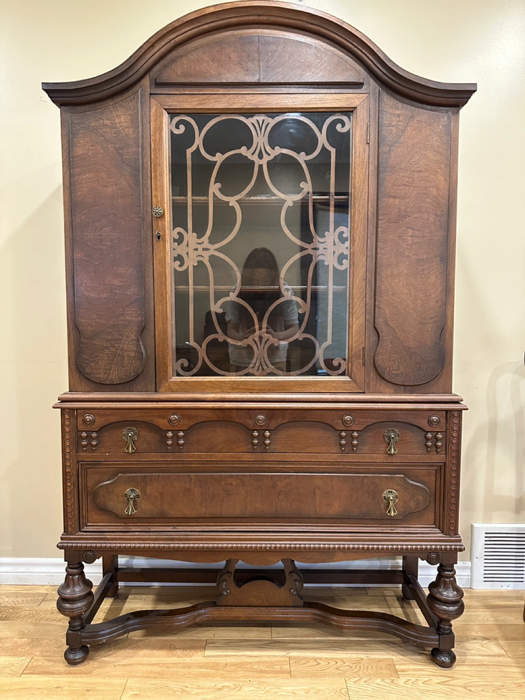 Antique Walnut Wood China Display Cabinet (CAN DELIVER)