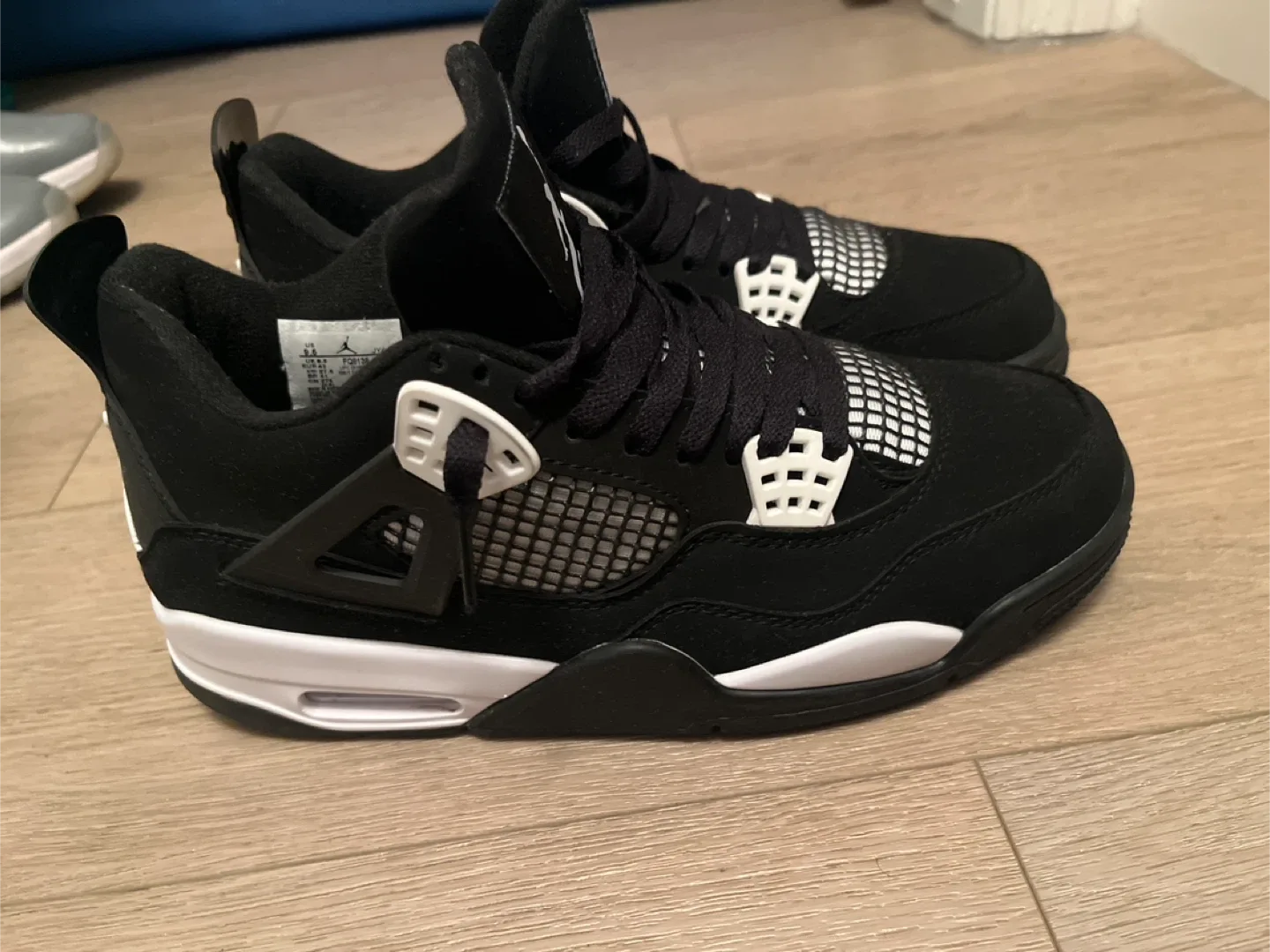 Jordan 4 white thunder