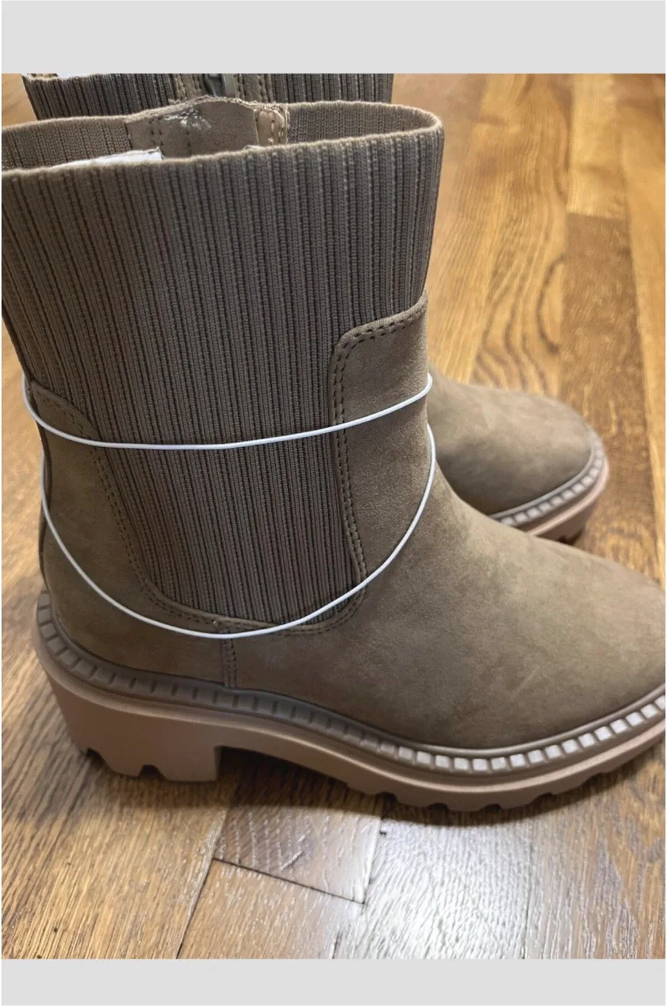 Universal Thread Women's Brown Ankle Boots - Size 8.5 image indicator(3)