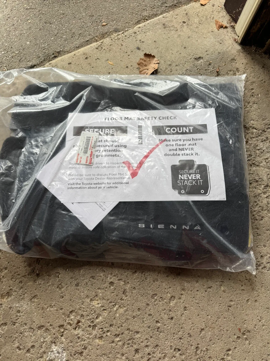 Toyota Sienna Floor Mats (2021+) image indicator(2)