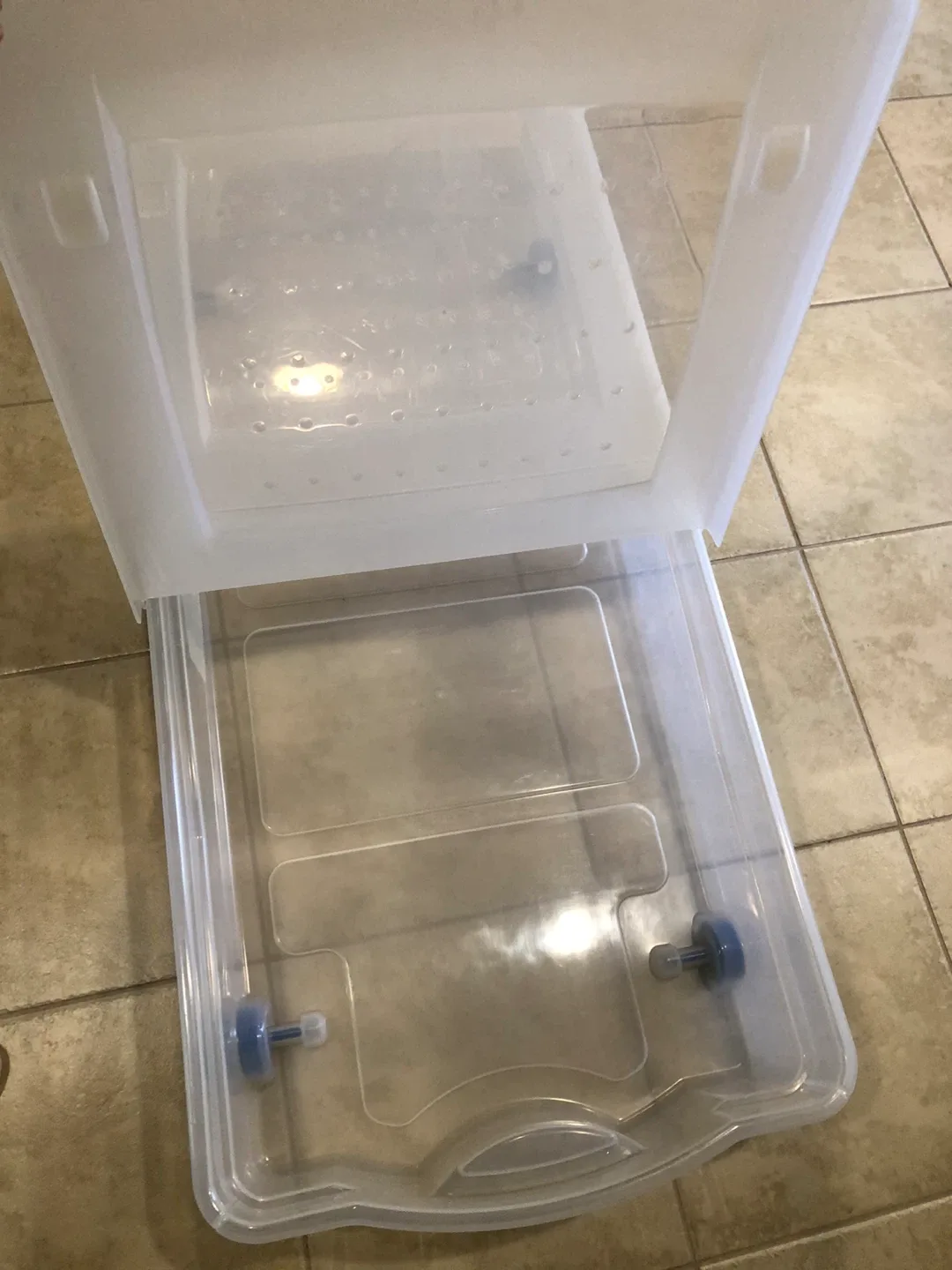 Rubbermaid Wheeled Underbed Storage Box image indicator(4)