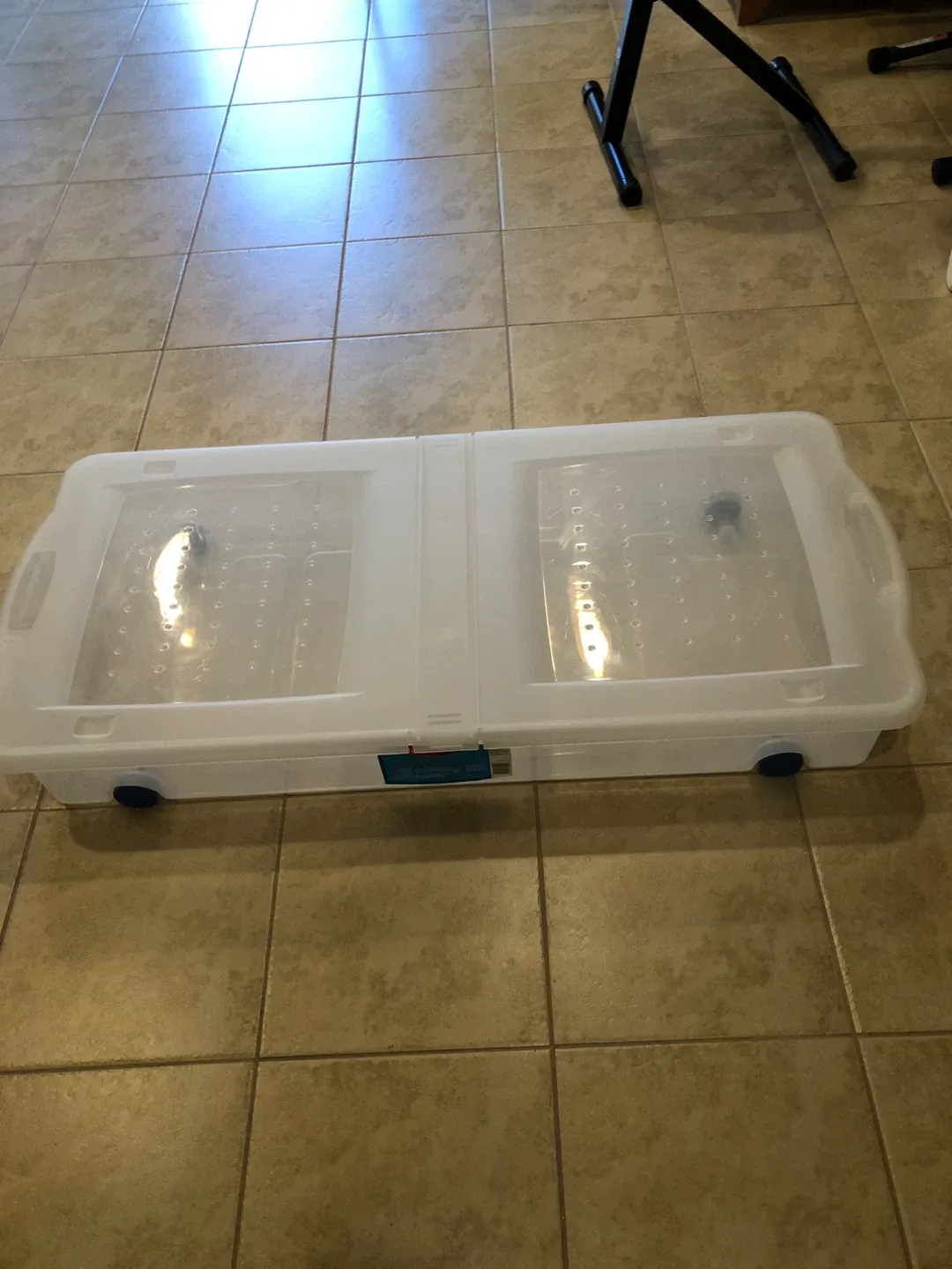 Rubbermaid Wheeled Underbed Storage Box image indicator(3)