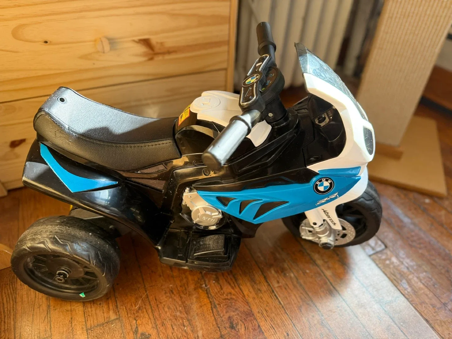 BMW S1000RR Kids Ride-On Motorcycle - Blue/Black image indicator(3)