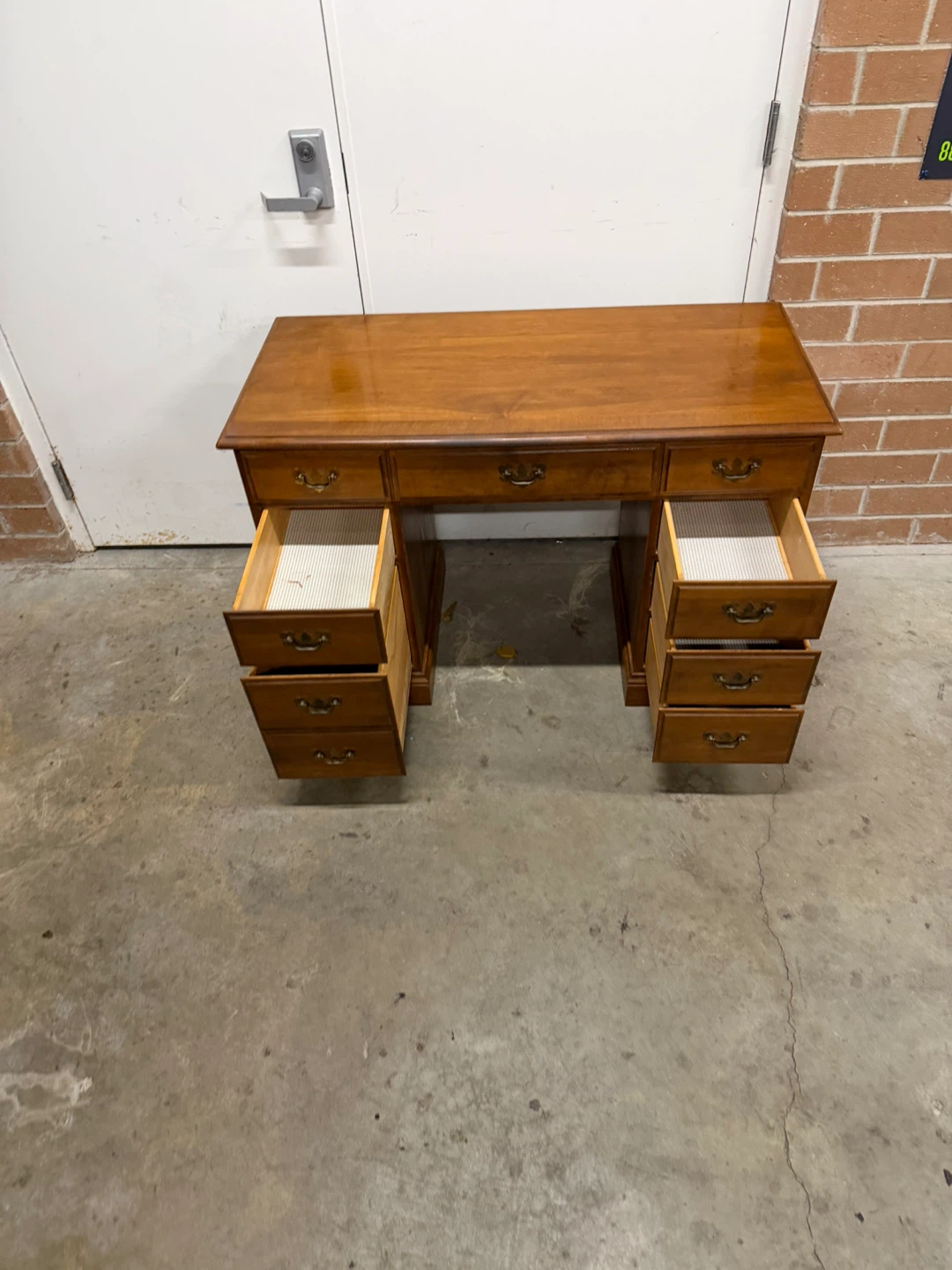 Office Desk w/drawers - photo 4