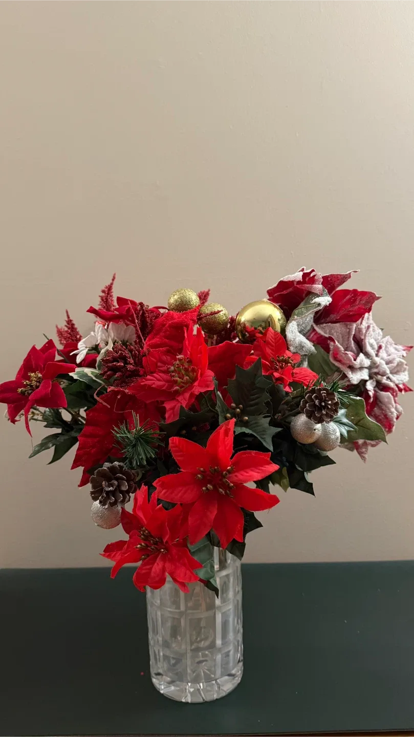 Christmas Floral Arrangement thumbnail