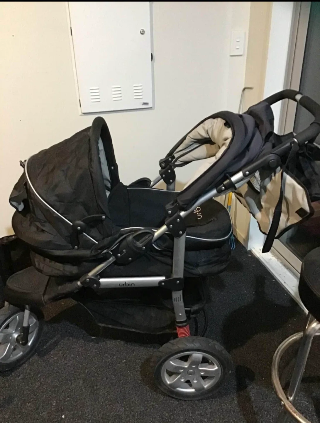 Urbin Stroller with exchangeable bassinet and toddler seat!