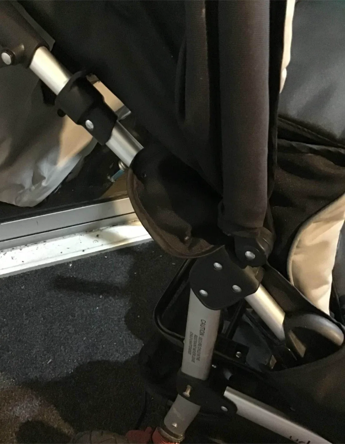 Urbin Stroller with exchangeable bassinet and toddler seat! image indicator(4)