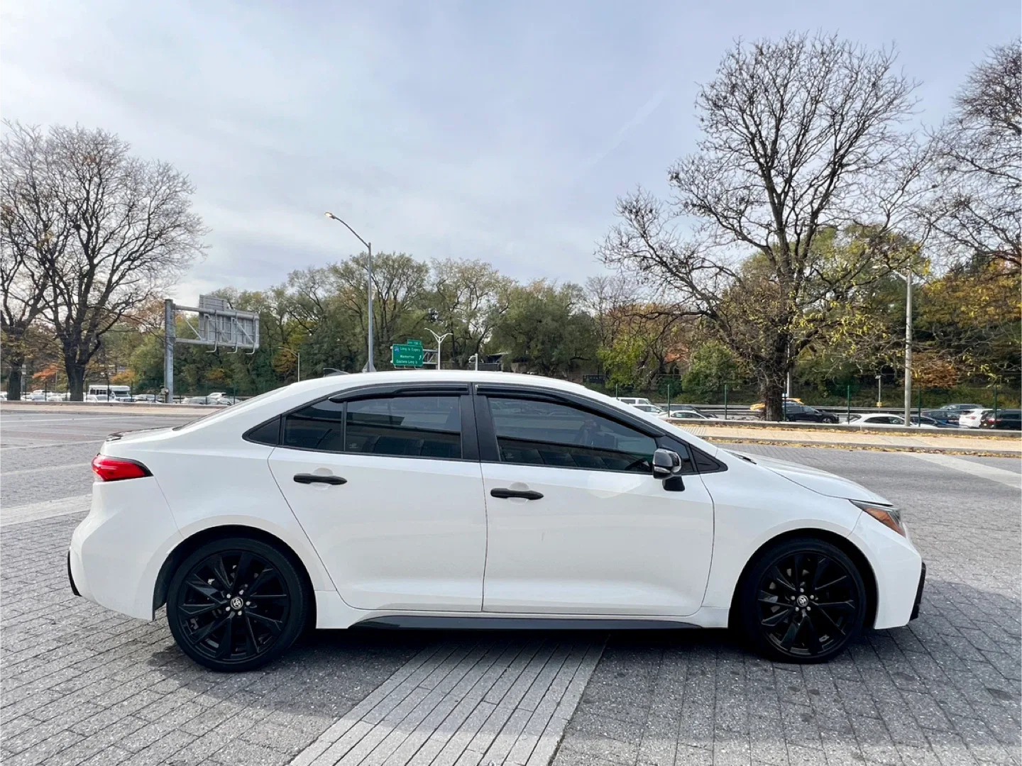 Car for sale 2021 Toyota Corolla SE - White Sedan image indicator(4)