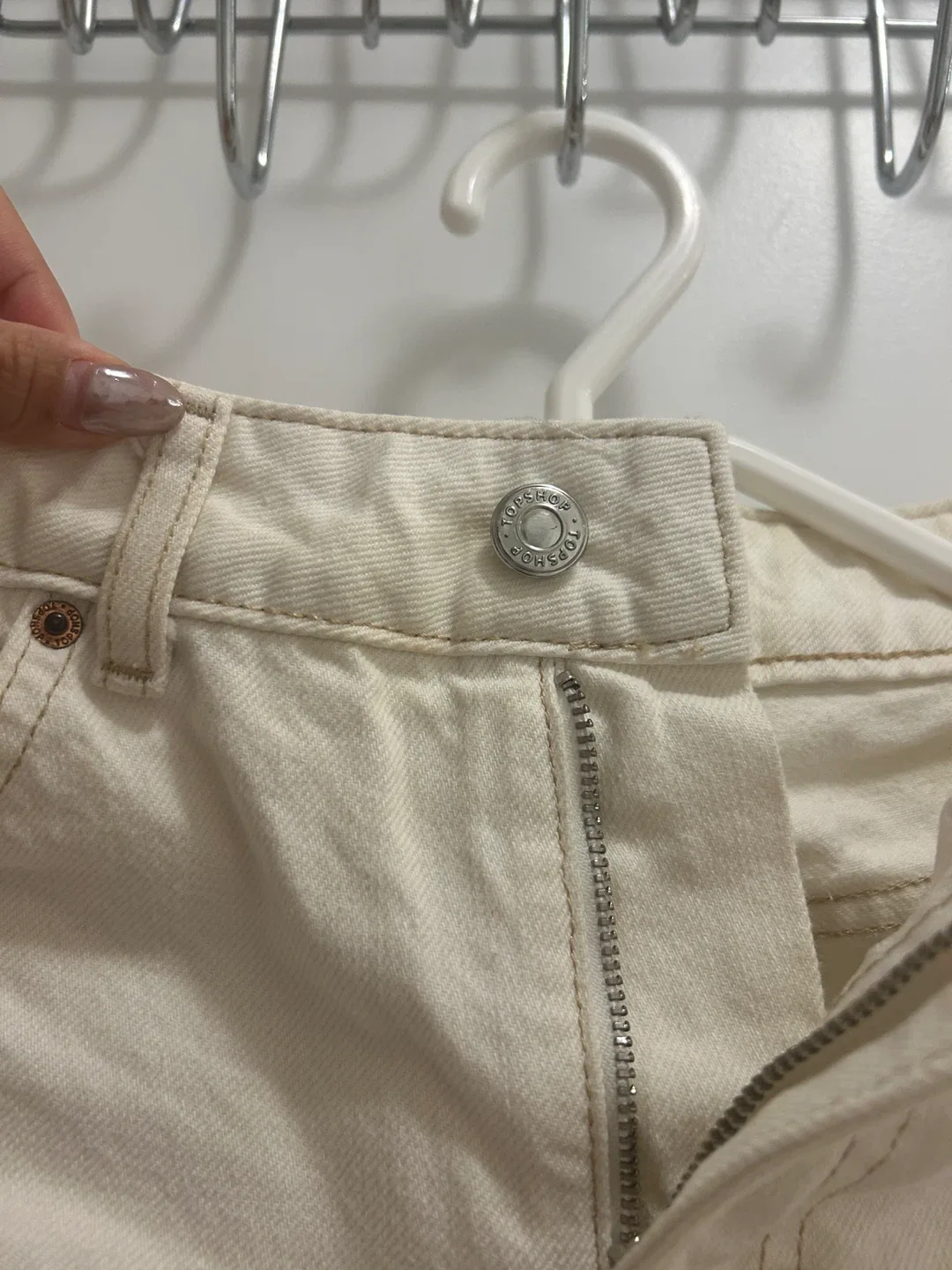 🩳Brand New Topshop Mom Jeans - Size 26 image indicator(4)