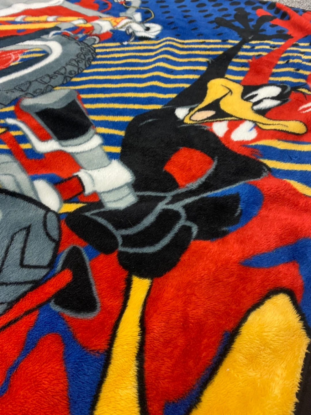 Vintage 1990s Looney Tunes Bugs & Daffy Themed Blanket 60x46 - photo 3