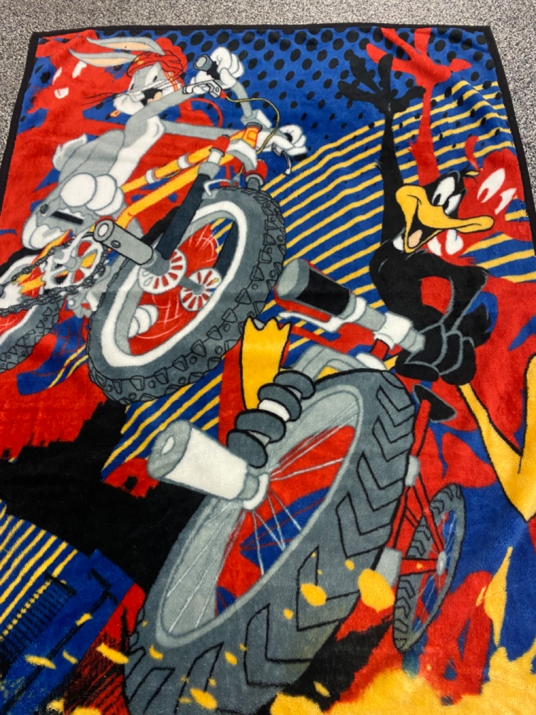 Vintage 1990s Looney Tunes Bugs & Daffy Themed Blanket 60x46 - photo 4