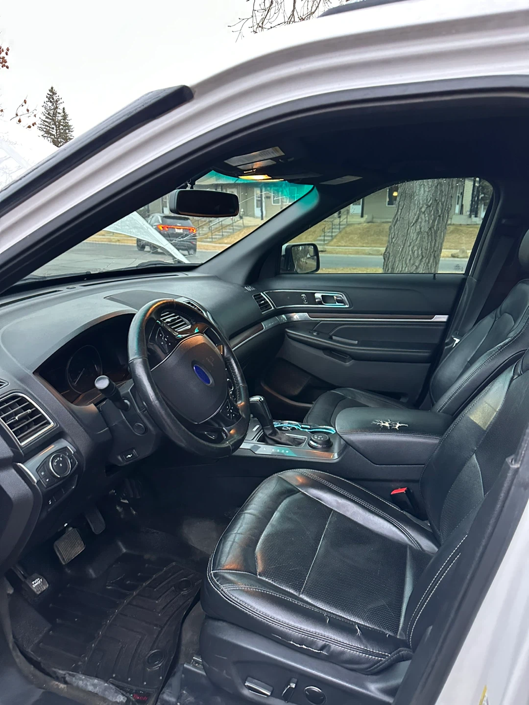 White Ford Explorer limited SUV - photo 5