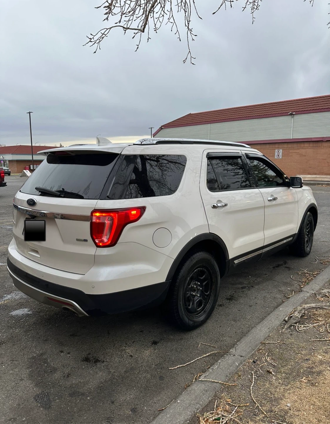 White Ford Explorer limited SUV - photo 4