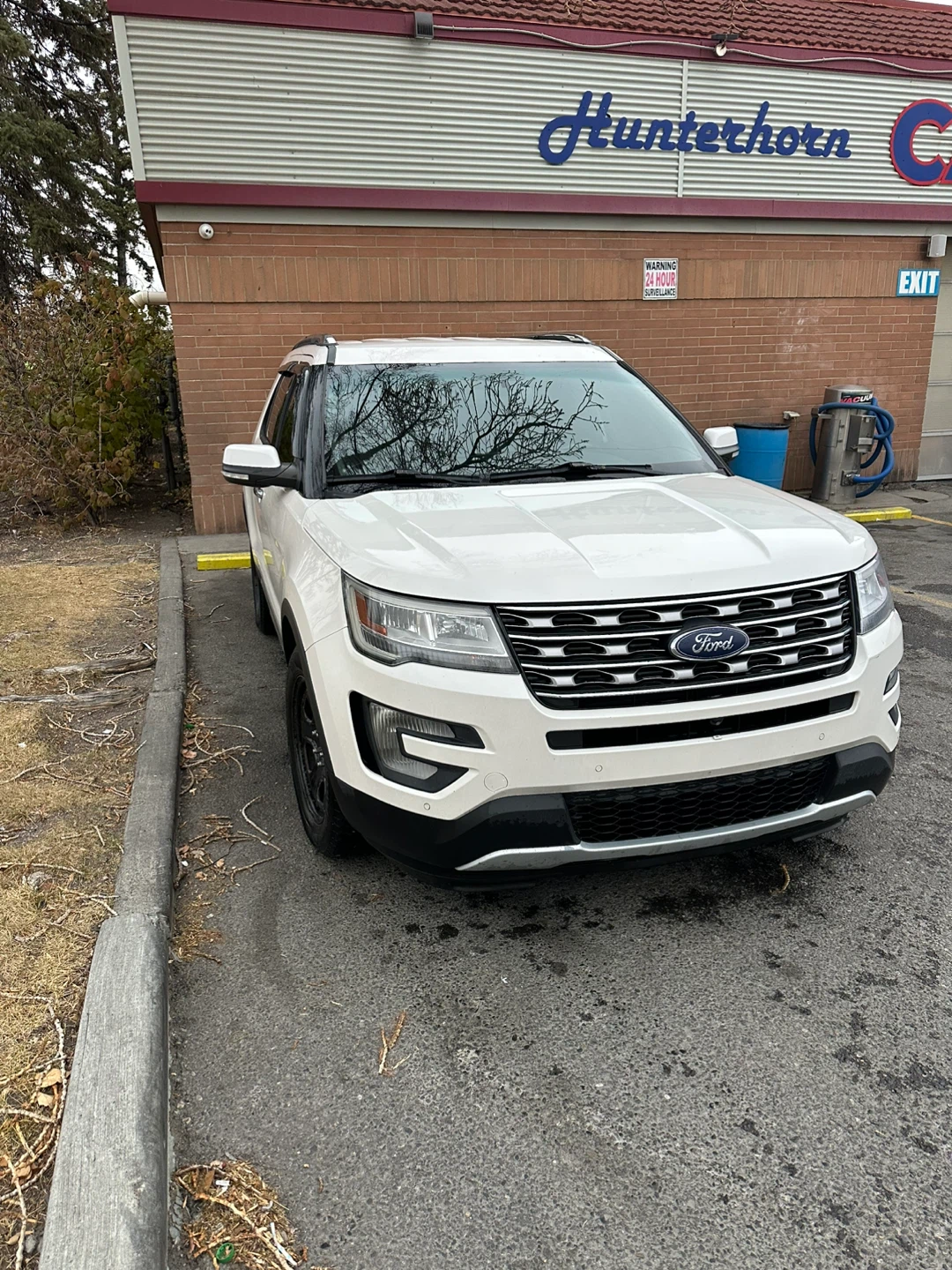 White Ford Explorer limited SUV - photo 3