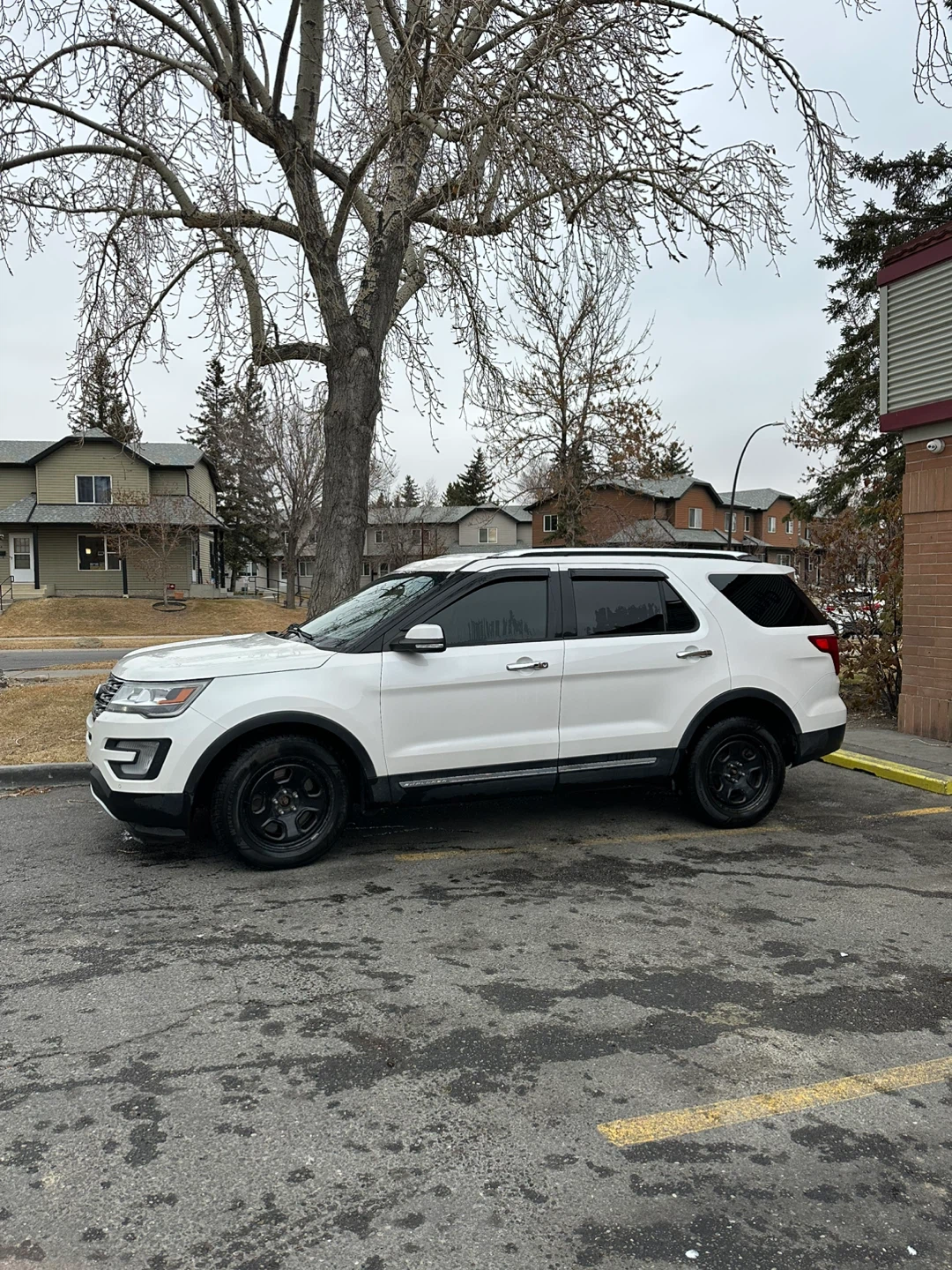 White Ford Explorer limited SUV