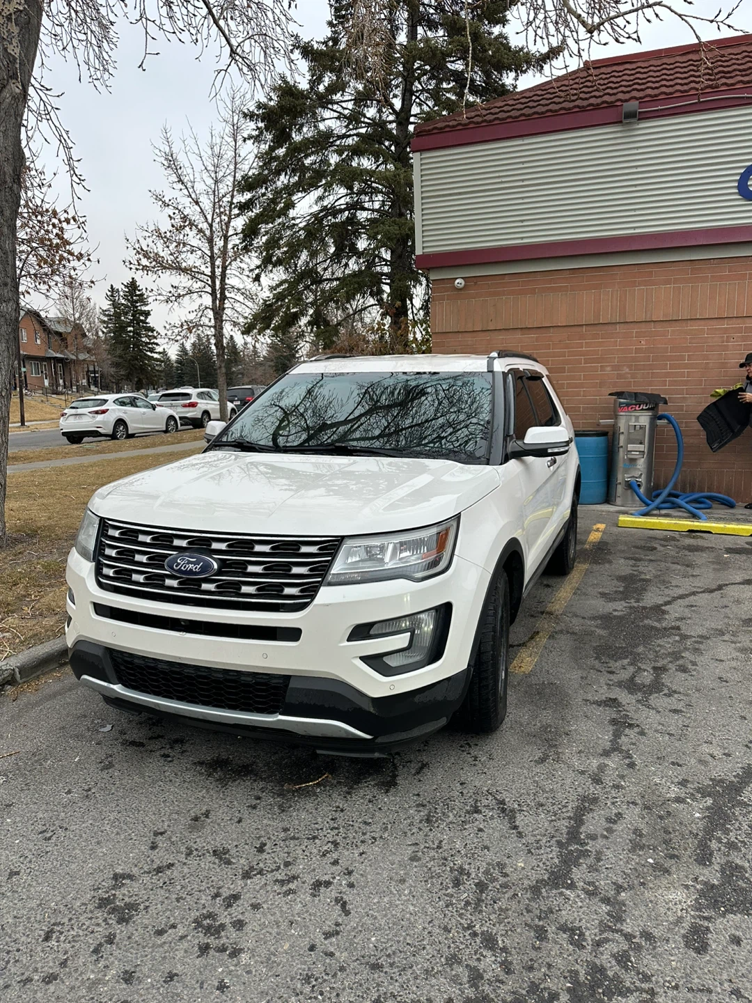 White Ford Explorer limited SUV - photo 2