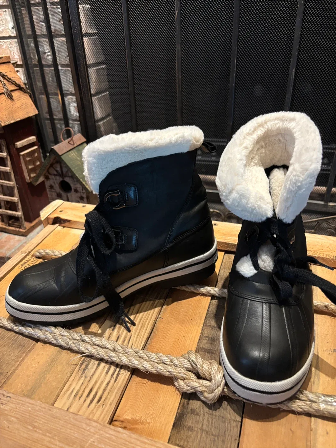 🖤 🤍 Women’s Black & White Fleece-Lined Winter Boots - Size 9 image indicator(4)