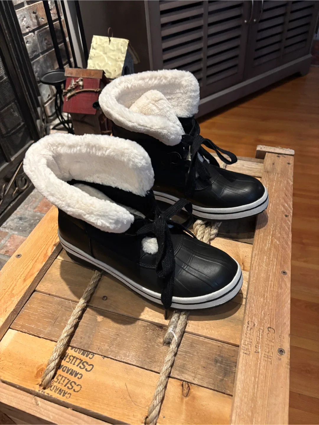 🖤 🤍 Women’s Black & White Fleece-Lined Winter Boots - Size 9 image indicator(3)