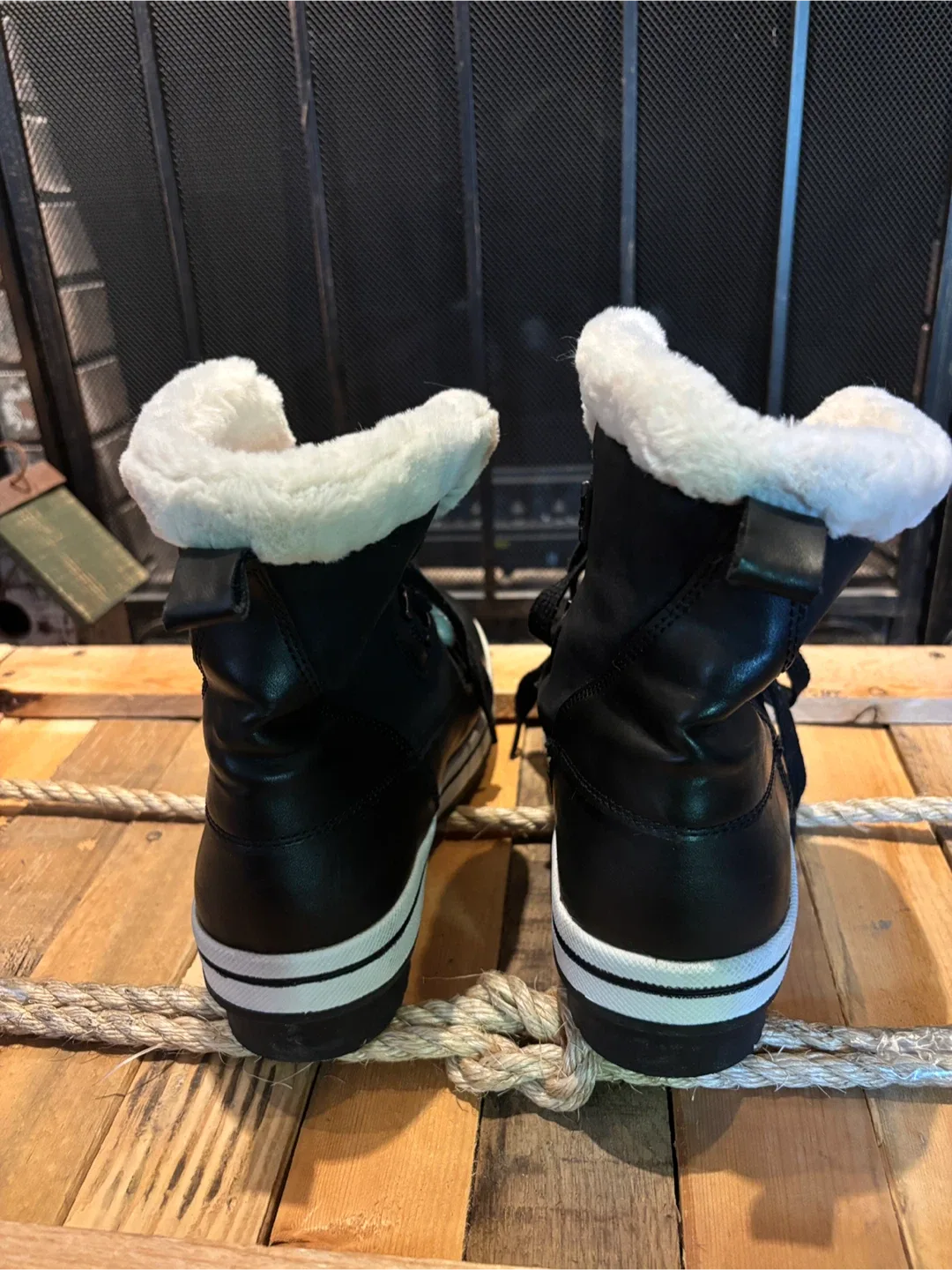 🖤 🤍 Women’s Black & White Fleece-Lined Winter Boots - Size 9 image indicator(2)
