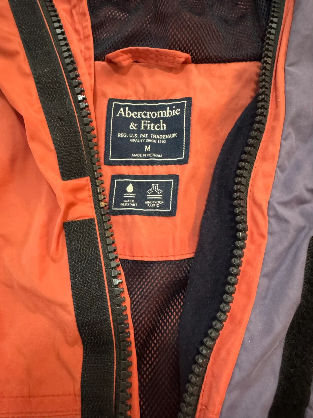 Abercrombie & Fitch Windproof and waterproof Jacket - Size M image indicator(2)