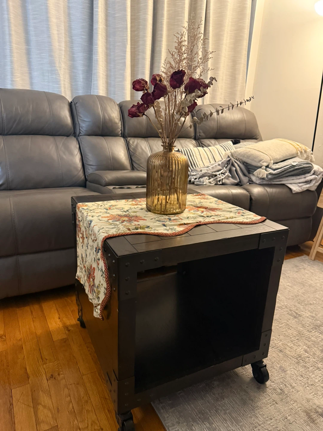 Industrial-style side table with caster wheels - photo 3