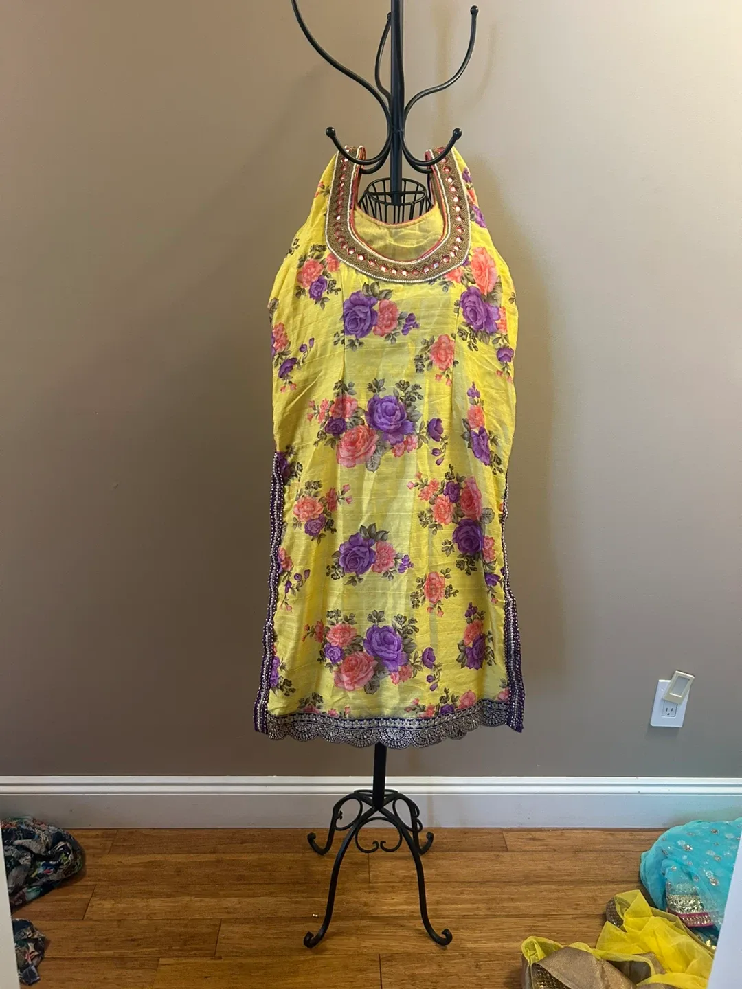 Indian/Pakistani Dresses & Shawls image indicator(8)