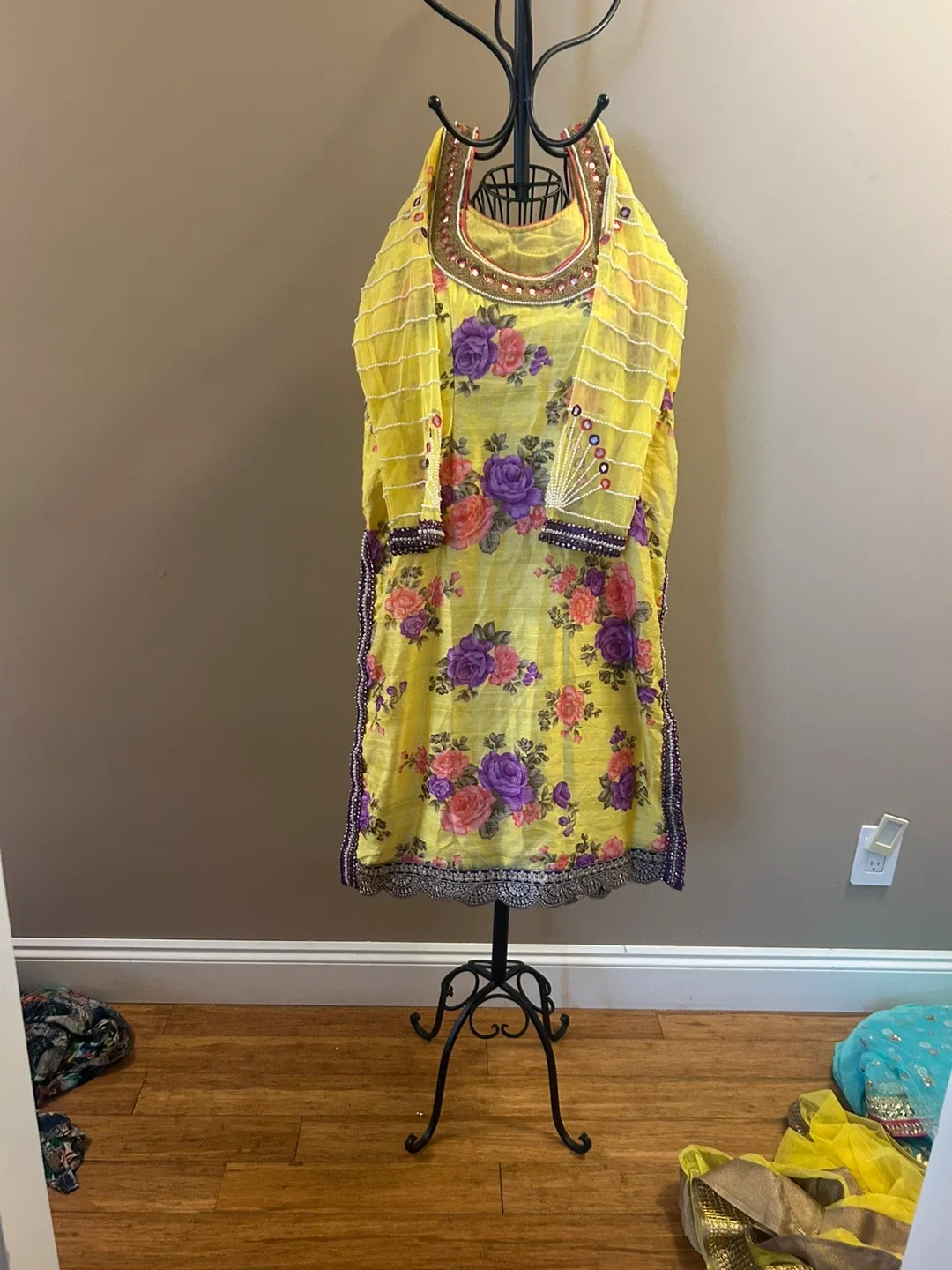 Indian/Pakistani Dresses & Shawls image indicator(7)