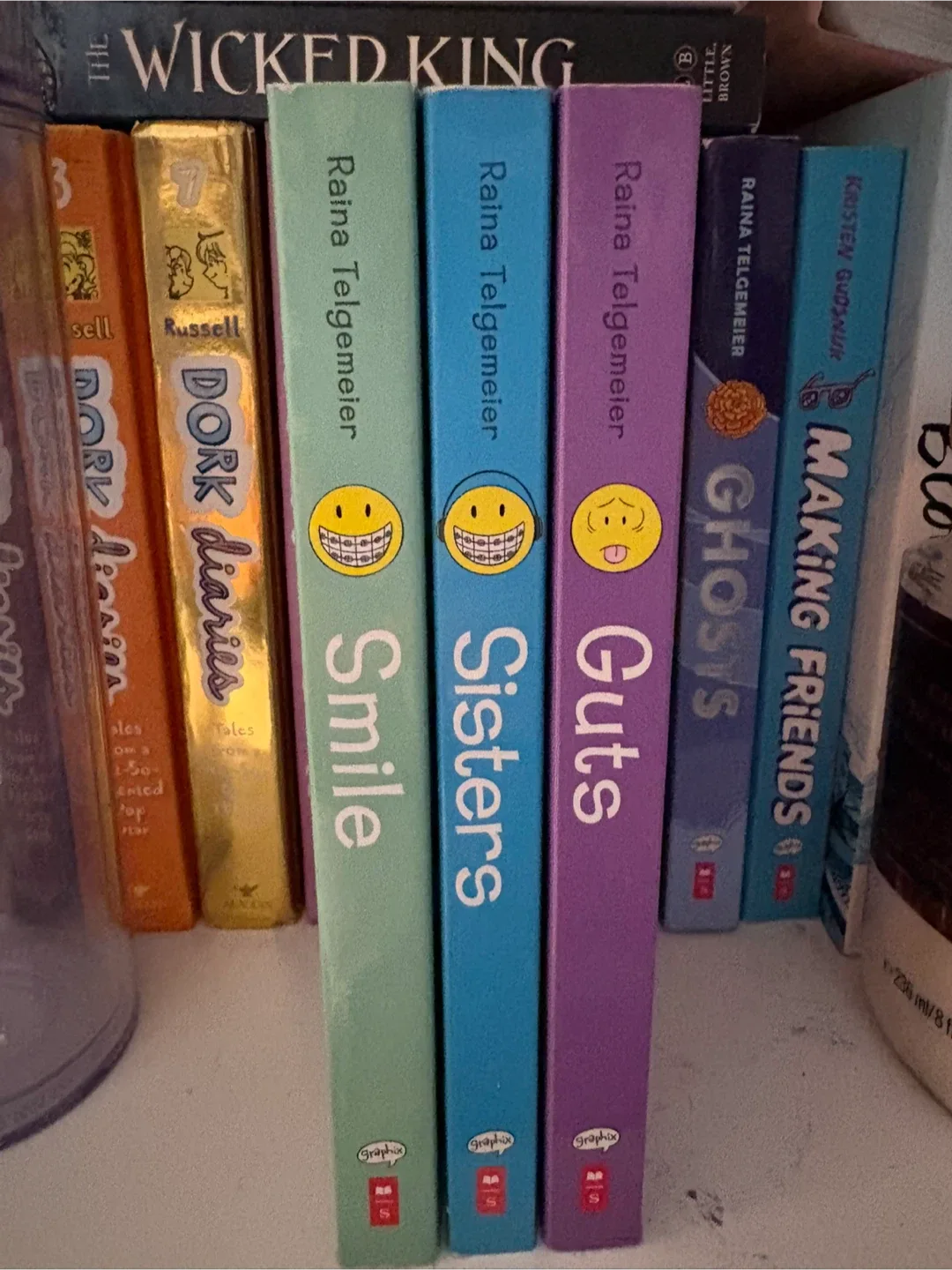 Raina Telgemeier Graphic Novels: Smile, Sisters, Guts image indicator(2)