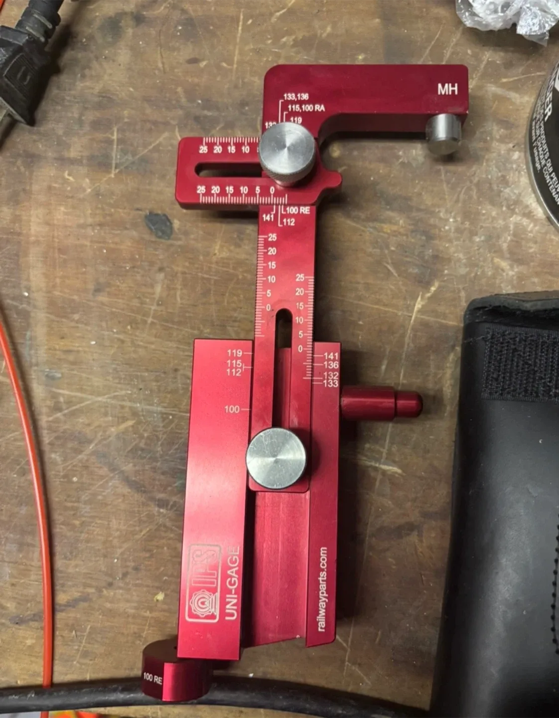 IPS Uni-Gage with Leather Case image indicator(2)